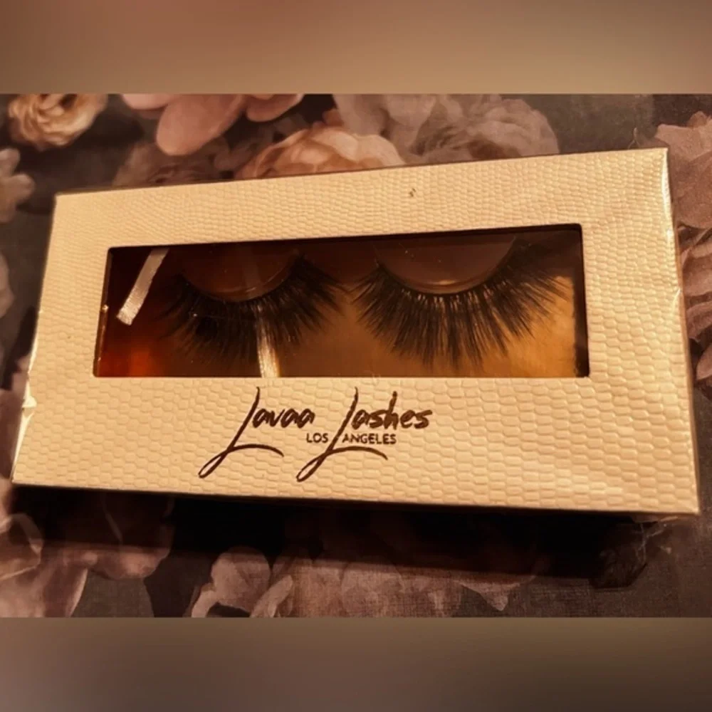 Brand new Lavaa Lashes artificial lashes, style Charm